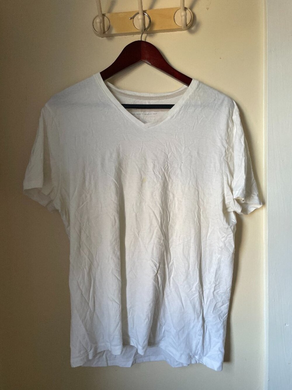 Mens Bannana Republic Soft Wash V Neck T-Shirt. White. Large